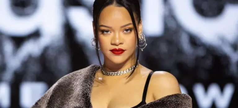 Rihanna desata rumores de embarazo