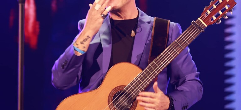 #Video ¡No dejó de tocar! Alejandro Sanz derriba aparatosamente a su guitarrista durante concierto