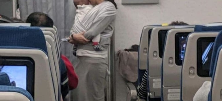 #LoCurioso Madre viajó en avión con su bebé y dio tapones a los pasajeros por está razón