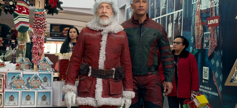 #Cine Dwayne Johnson «La Roca» y Chris Evans salvarán la Navidad en la película «Código: Traje Rojo»