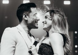 Carlos Rivera y Cynthia Rodríguez protagonizan un romántico momento al cantar juntos ‘Si no estás conmigo’