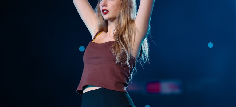 Taylor Swift se traga un insecto en pleno concierto
