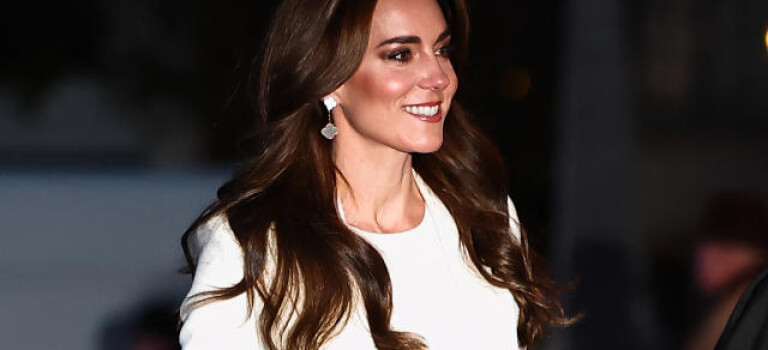 Kate Middleton sale a la luz: Aparece con el príncipe William sonriente