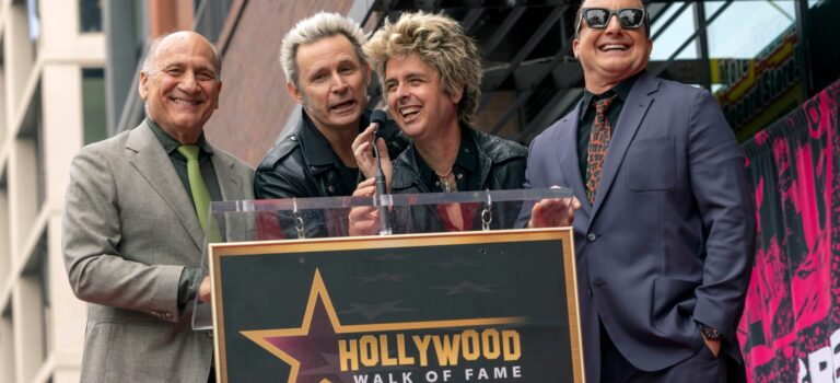 Green Day inaugura su estrella en el Paseo de la Fama de Hollywood y recuerdan sus inicios con «Dookie»