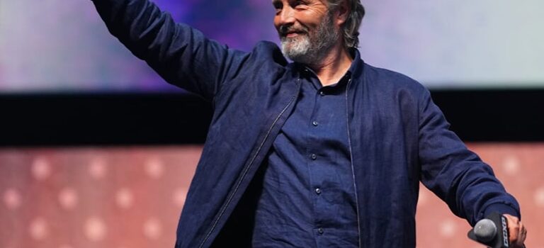 Mads Mikkelsen visita México por primera vez y motiva a jóvenes cineastas a contar sus propias historias